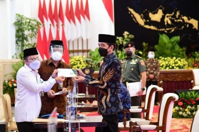 Jokowi Tunaikan Zakat, Sekaligus Luncurkan Gerakan Cinta Zakat