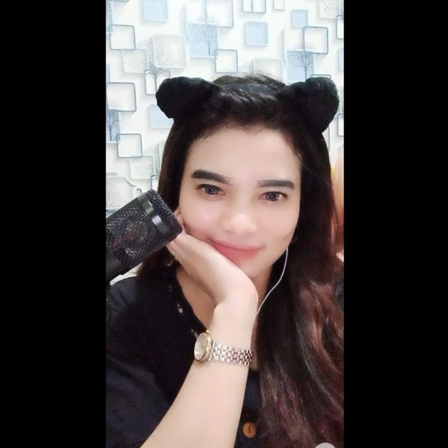 Tak Hanya Pandai Meramu Obat,Apoteker Cantik Ini Juga Ahli Menghibur