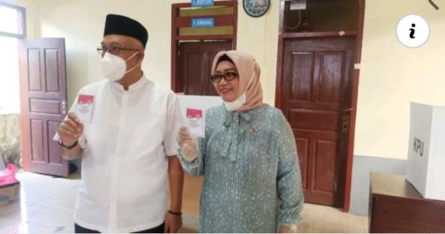 Bupati Bursel Dan Istri,Gunakan Hak Pilih Di TPS 03 Desa Lektama