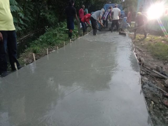 Manfaatkan ADD,Desa Kayu Bongkok Bangun Jalan Rabat Beton