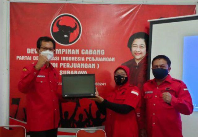 Jelang HUT Ke-48,DPC PDIP Surabaya Bagikan Laptop Ke PAC