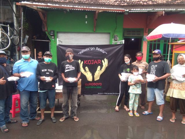 Jum'at Berkah,Kojar-Dolly Berbagi Nasi Bungkus Di Depan Basecamp