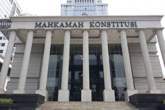 Bukti Kurang Kuat, MK Ketok Palu Menangkan Eri Cahyadi - Armuji