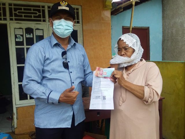 Sasar Ke 4 RW, Pemdes Gunung Sari Bagikan BST Kemensos Tahap B 2021