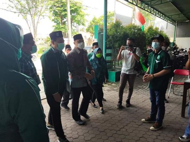Hadiri Muscab PKB Surabaya, Eri Dihadiahi Songkok Hitam Dan Kitab Suci