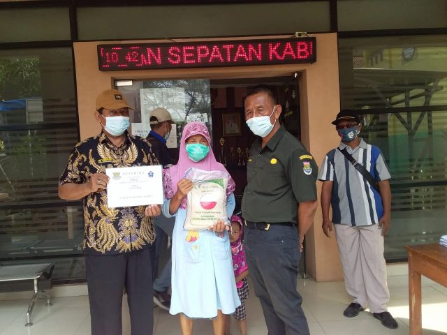 Pemdes Karet Tangerang, Bagikan Bansos Provinsi Banten Ke 146 KPM