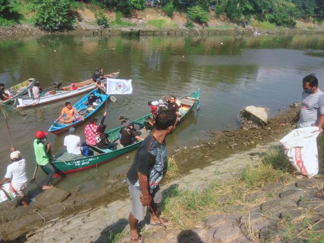 Warga strenkali tangkis baru PDAM Surabaya,bersih bersih sungai