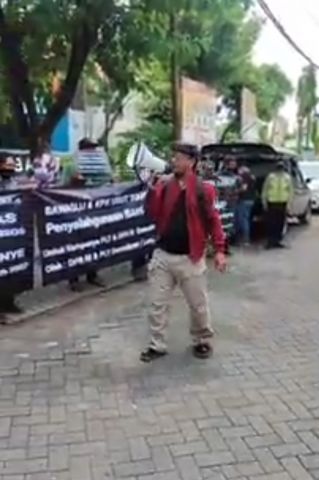 Bansos Covid Diduga Diperuntukkan Kampanye,LSM MAPEKKAT Demo Bawaslu