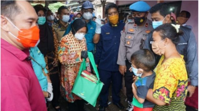 Mensos Risma,Blusukan Ke Eks Lokalisasi Mojokerto Juga Bagi Sembako