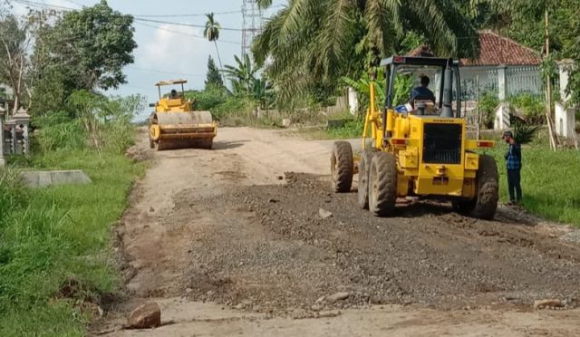Tanggapi Keluhan Warga, PT SMS Perbaiki Jalan Utama Rimbo Ilir