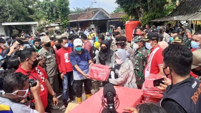 Begini Intruksi Risma Saat Salurkan Bantuan Korban Banjir Di Jombang