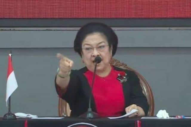 Bu Mega Dihadapan Kader : Kalau Masih Bicara Koalisi, Mending Out!!!