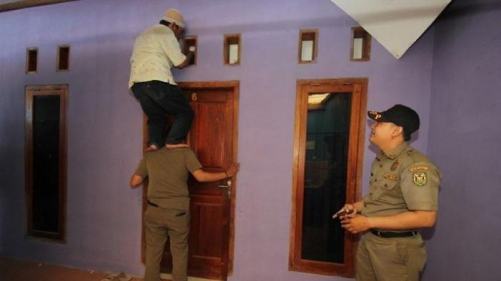 Aduhh, Pak Kades Dan Guru Agama Lagi Indehoy Digrebek Warga